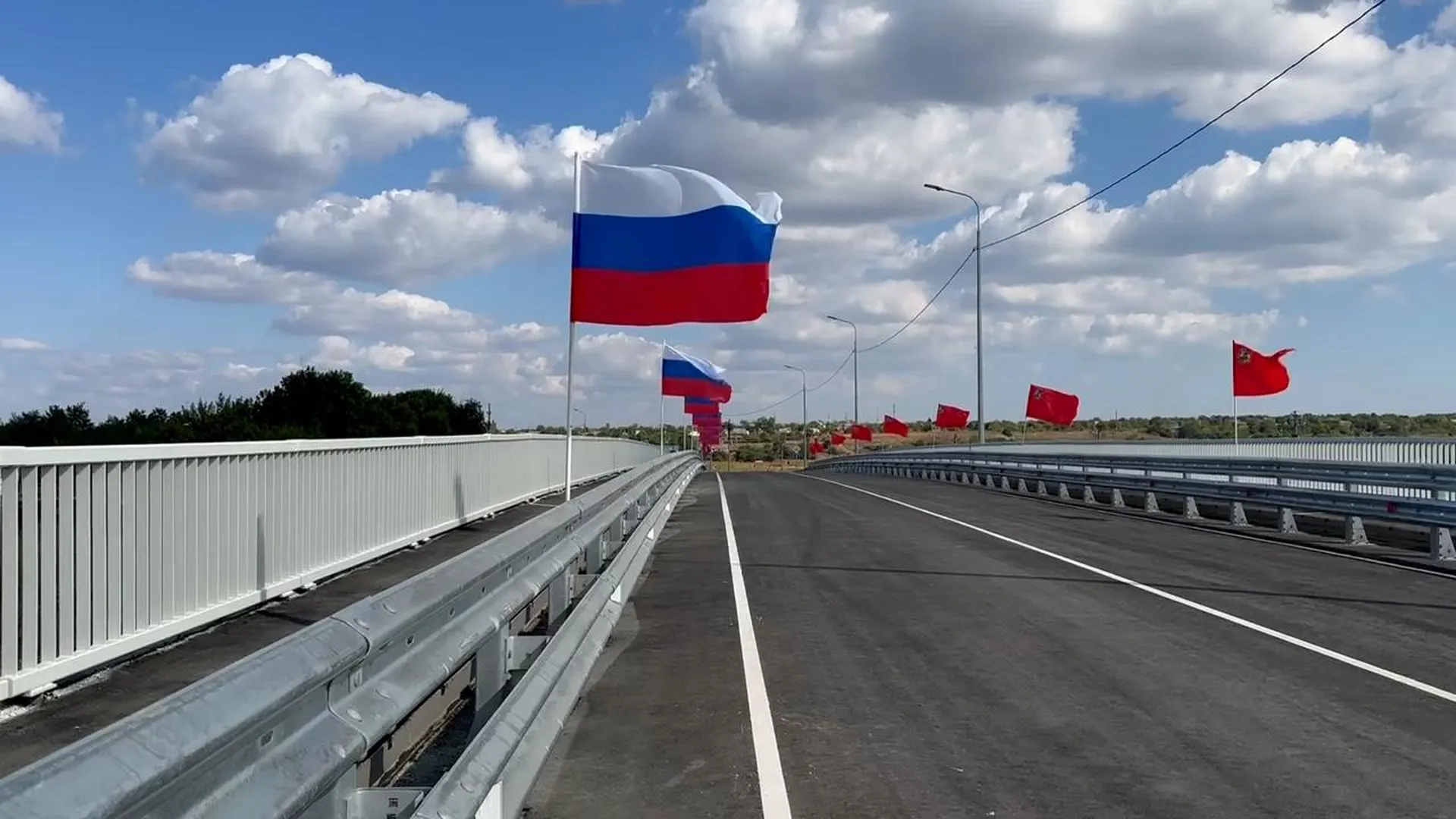 Подмосковные дорожники возвели в ДНР новый мост вместо уничтоженного ВСУ