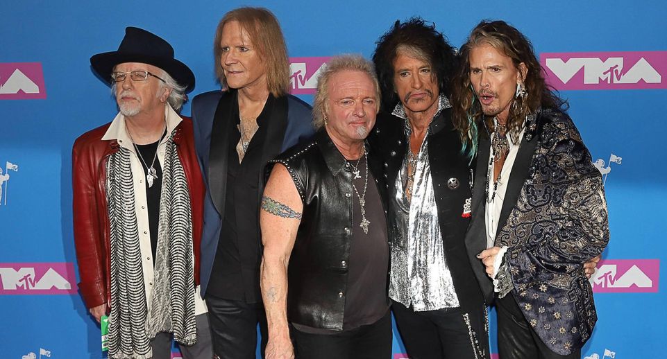 Группа Aerosmith прекратила гастроли из-за повреждения связок у солиста Тайлера