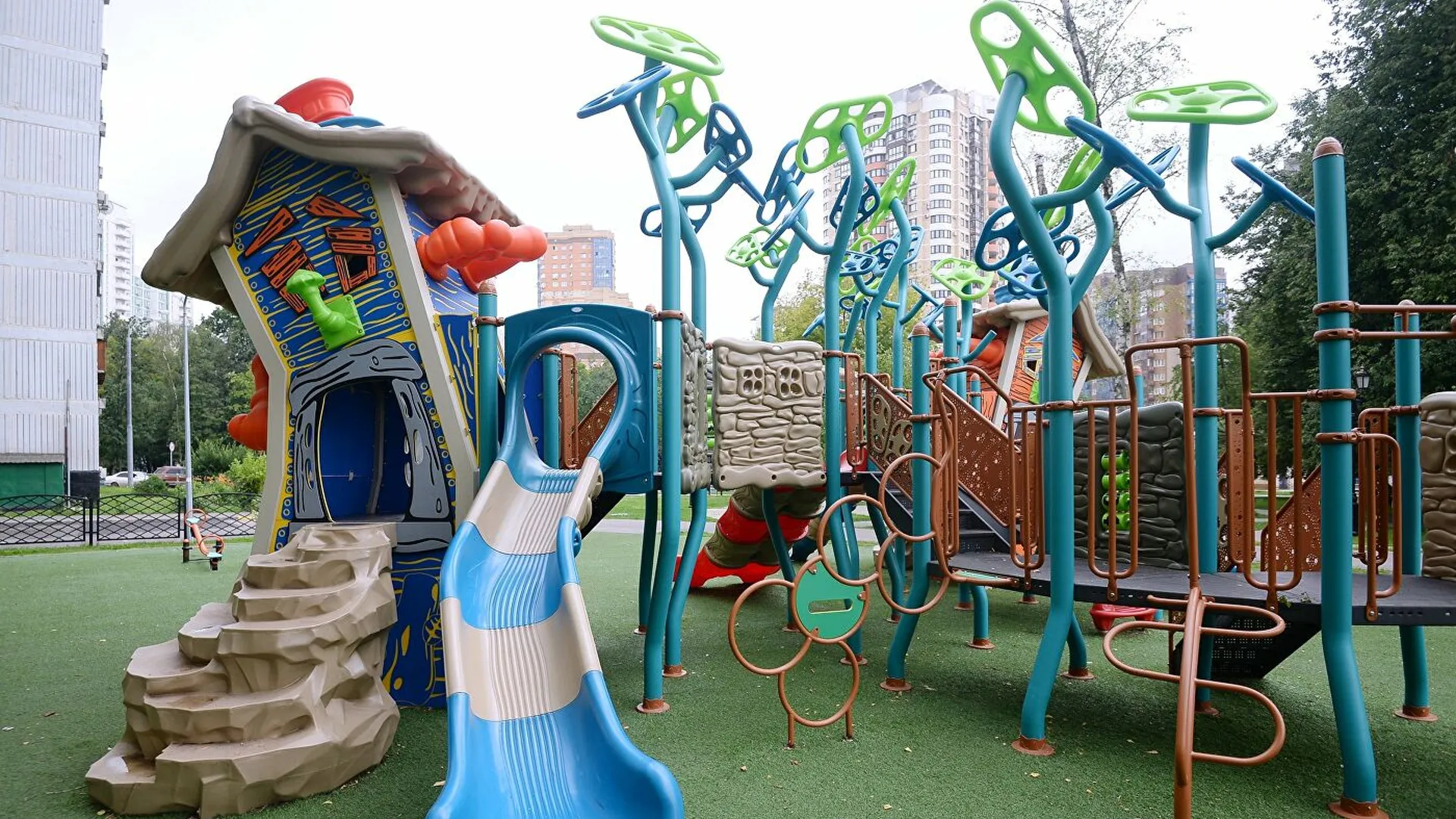Более 2 тысяч нарушений на детских площадках устранили в Подмосковье в 2020 году