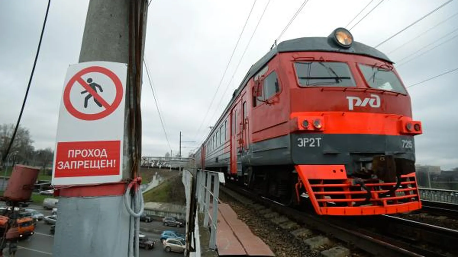 Мужчина погиб под колесами поезда в Москве