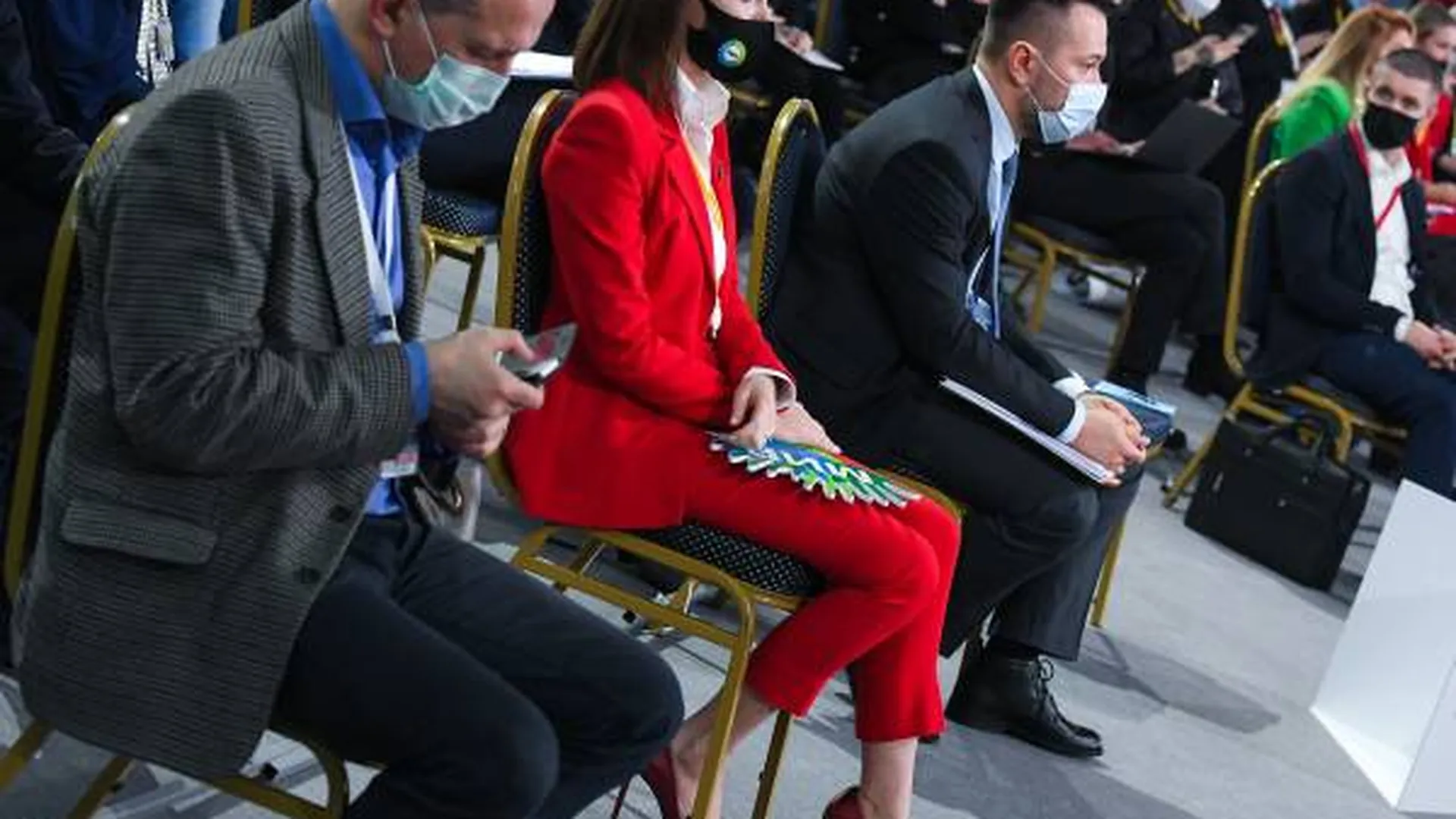Имиджмейкер объяснил, почему журналистки пришли на пресс-конференцию Путина в красных пиджаках