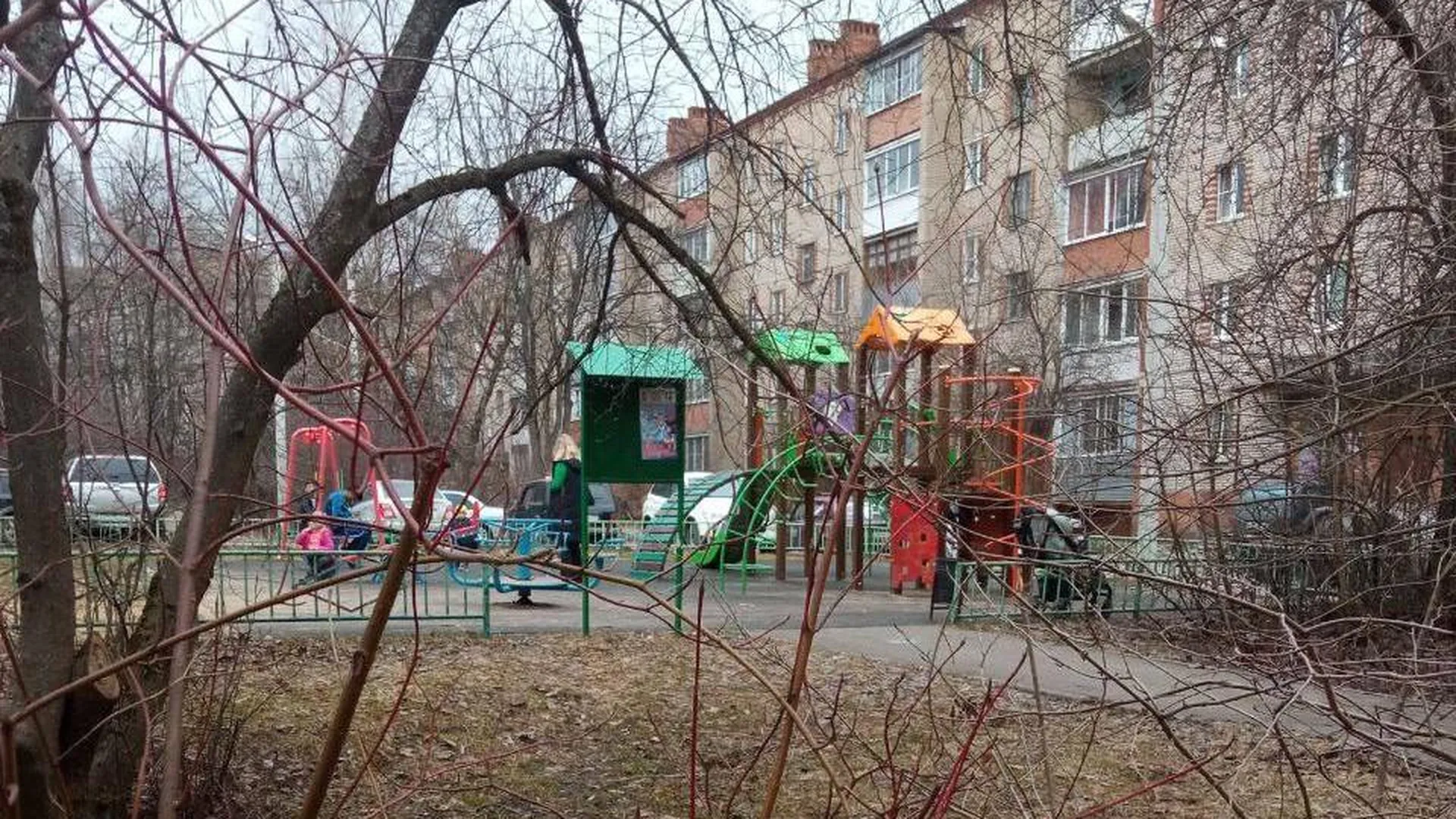 В Городском округе Пушкинский общими усилиями убрали детскую площадку от мусора