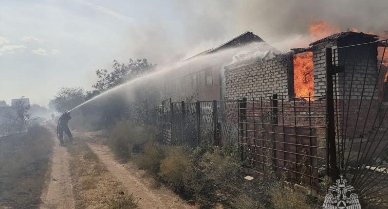 МЧС: в Астраханской области пожар в СНТ «Факел» повредил 14 зданий