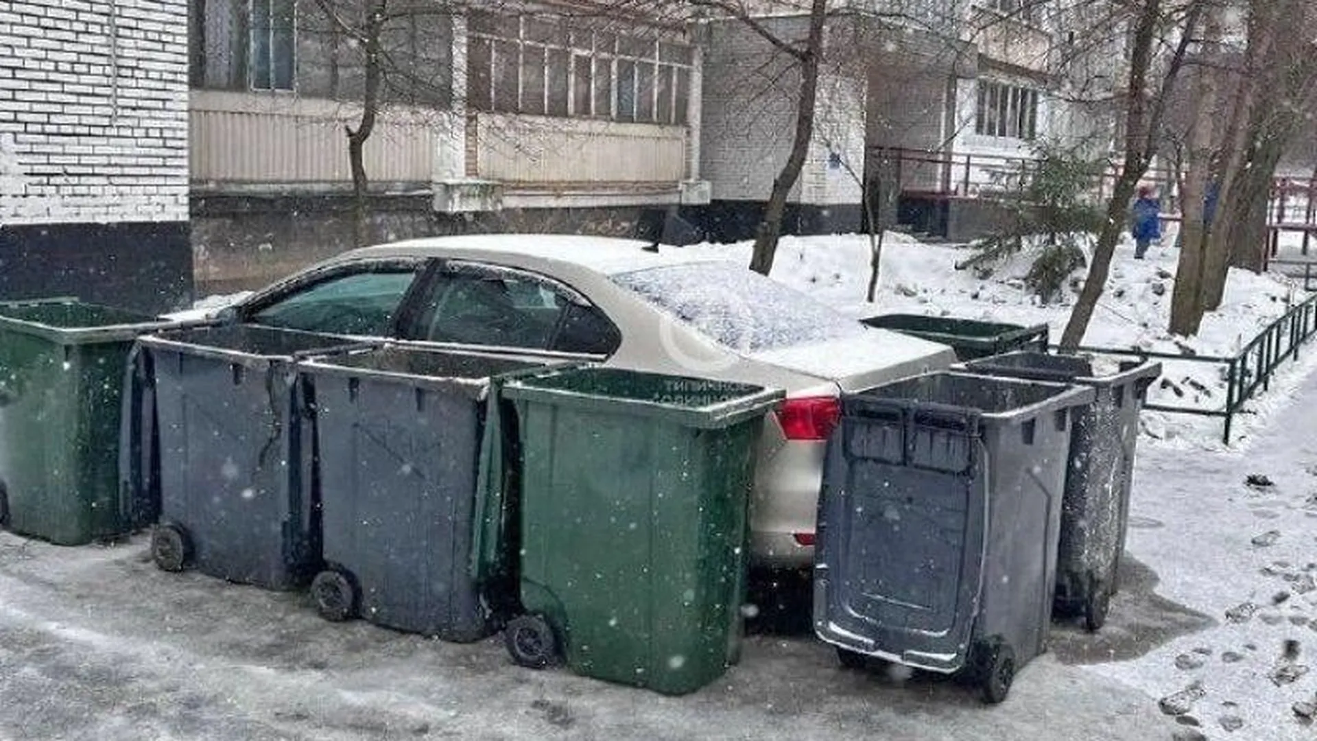 Дворники заблокировали мусорными контейнерами мешавшую им машину в Одинцово