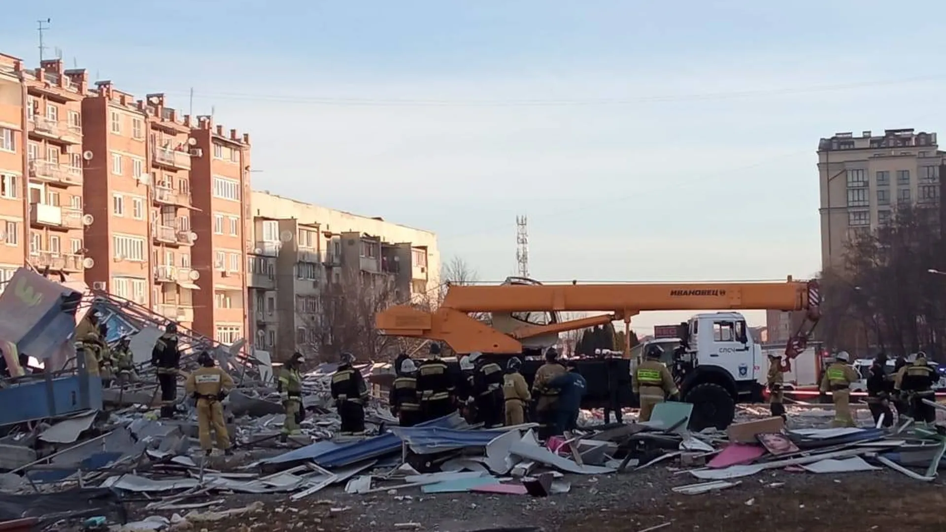 Взрыв полностью разрушил трехэтажное здание магазина во Владикавказе — МЧС