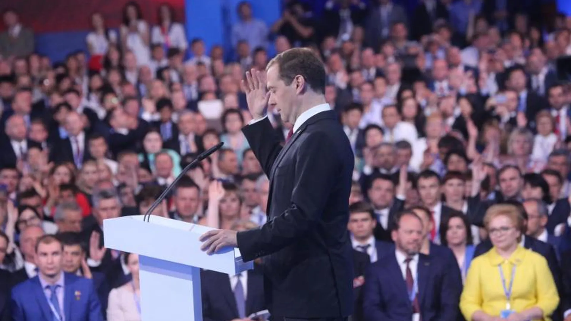 Медведев предложил включить в избирательный список ЕР кандидатуру Воробьева