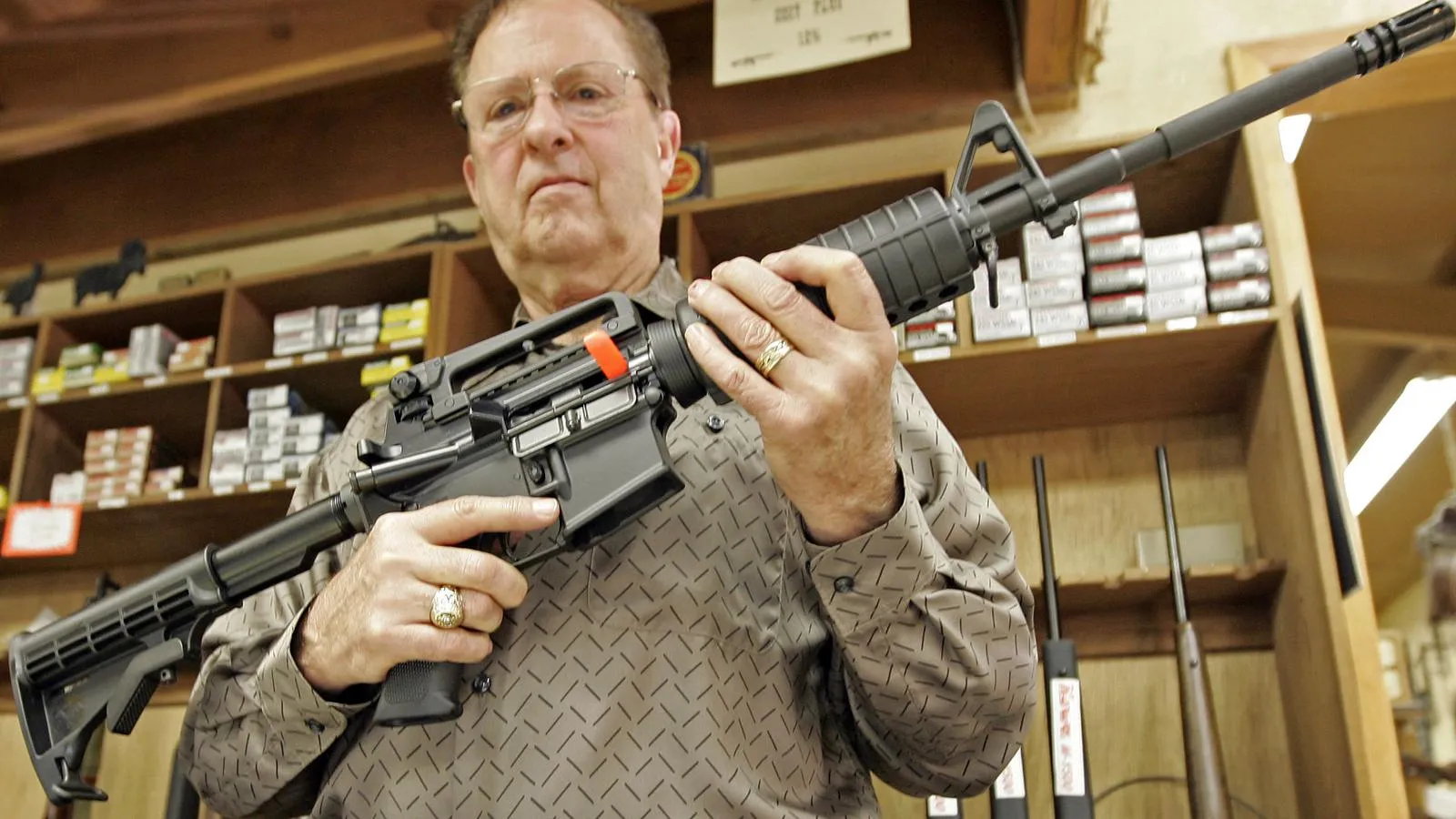 Мужчина с винтовкой AR-15. Eric Swist