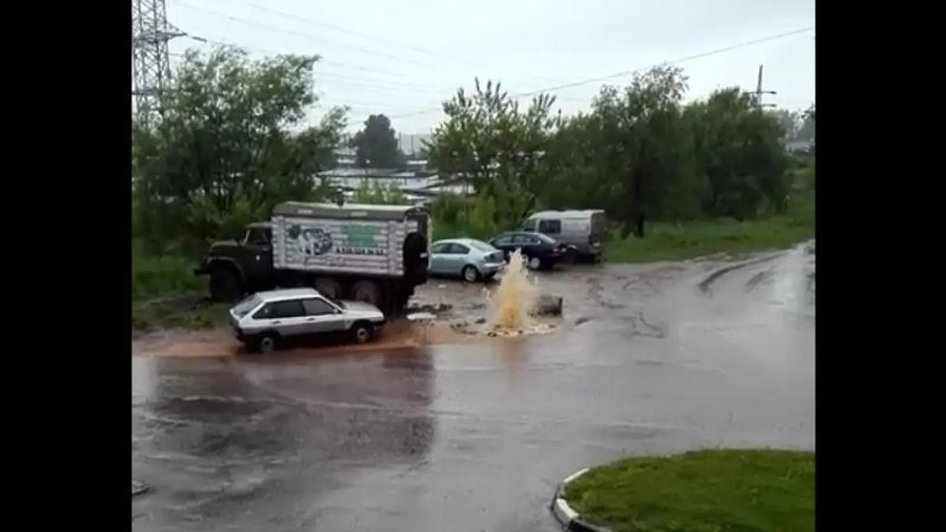 Фонтан бьет из канализации в Дедовске