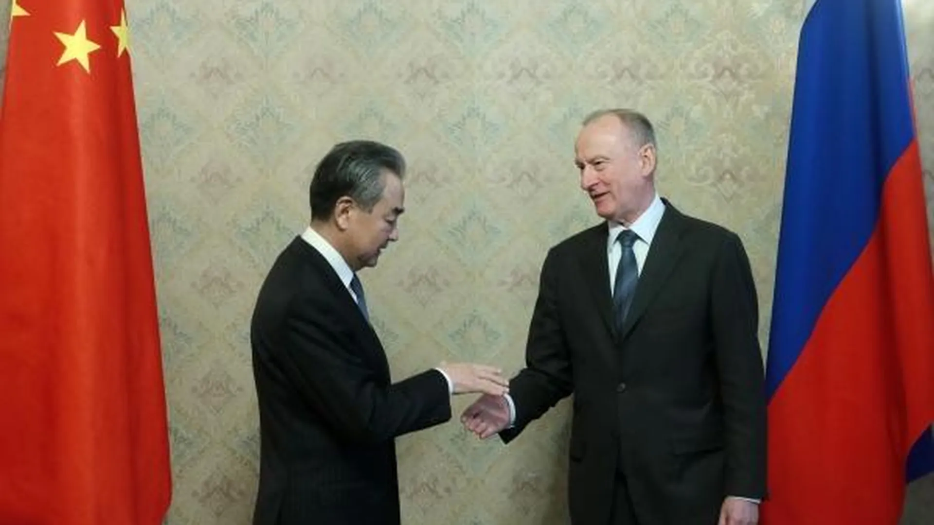 Ван И и Патрушев во время встречи в Москве