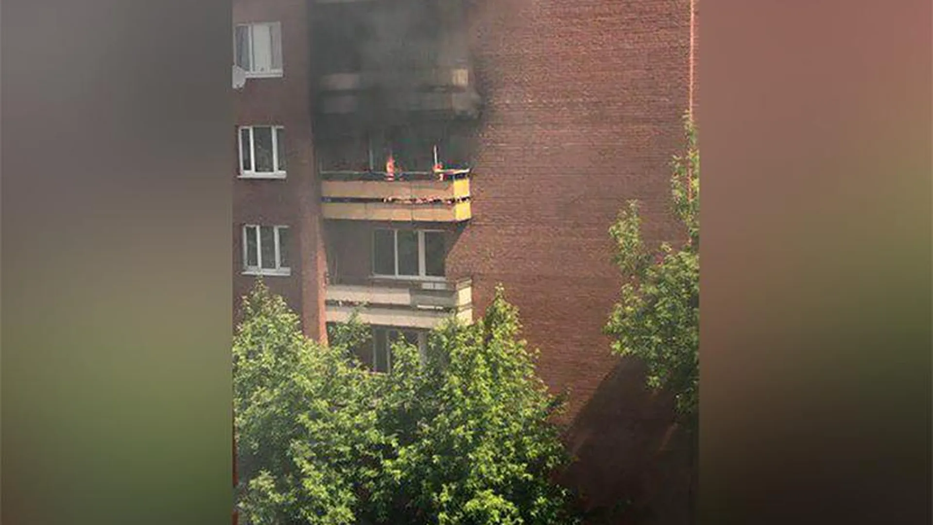 Пожарные ловко затушили мощный пожар в многоэтажке в Орехово-Зуево