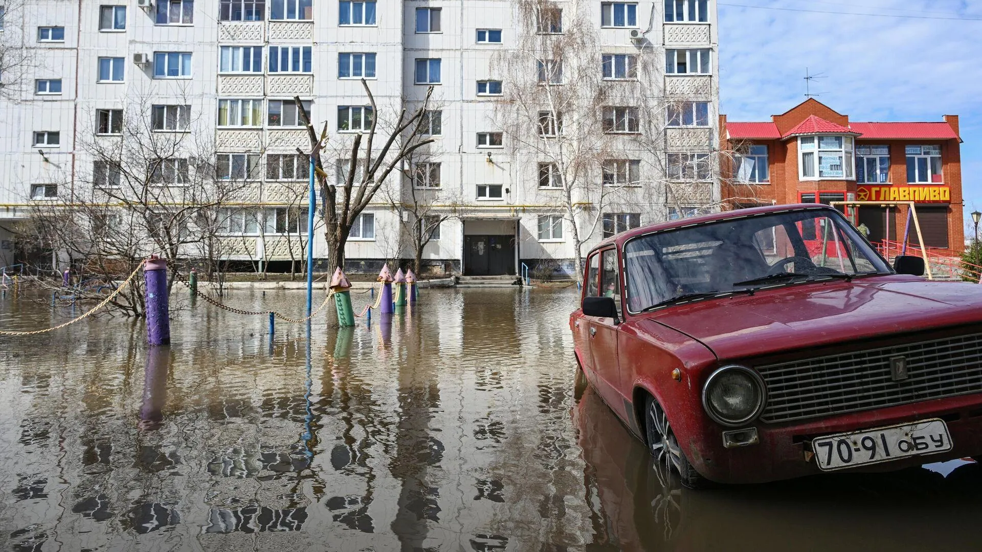 Путин потребовал оказать помощь пенсионерам затопленных регионов