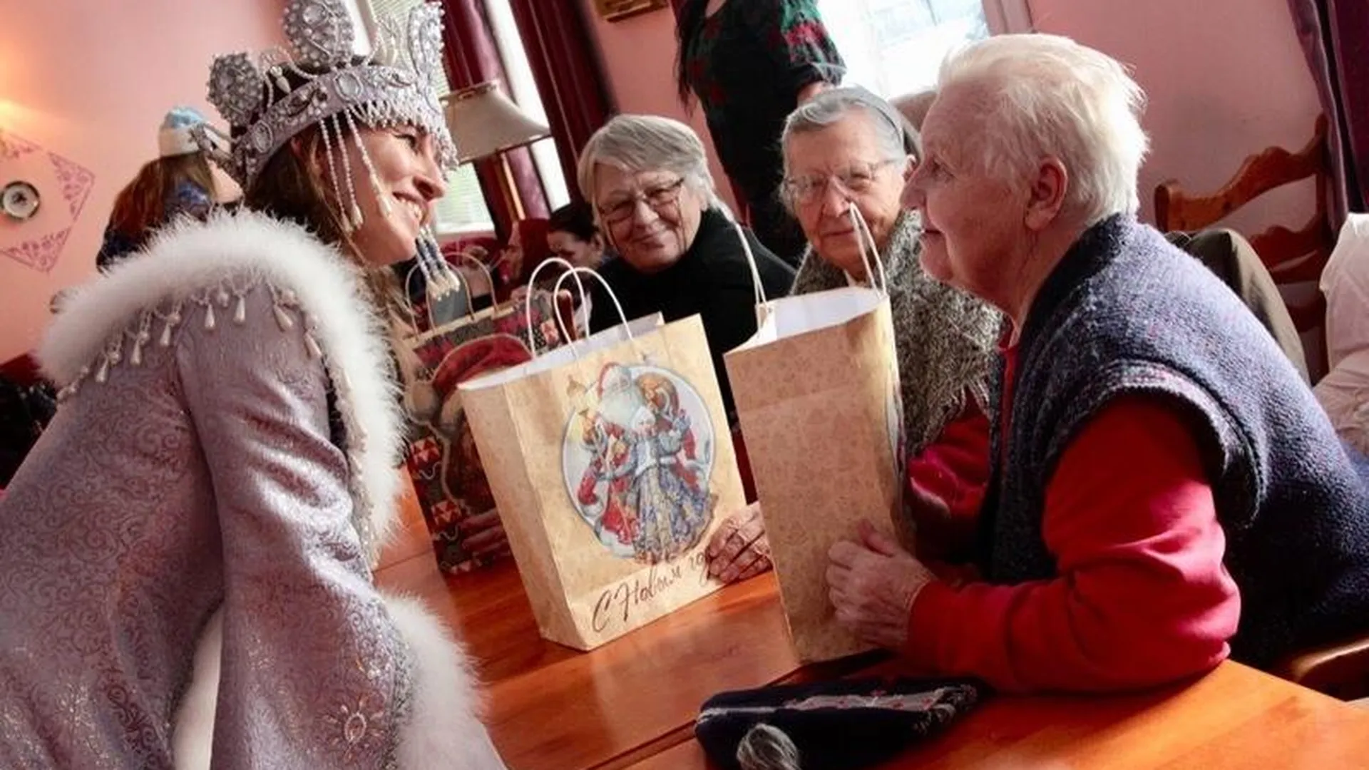 В Подмосковье начали собирать новогодние подарки для одиноких стариков