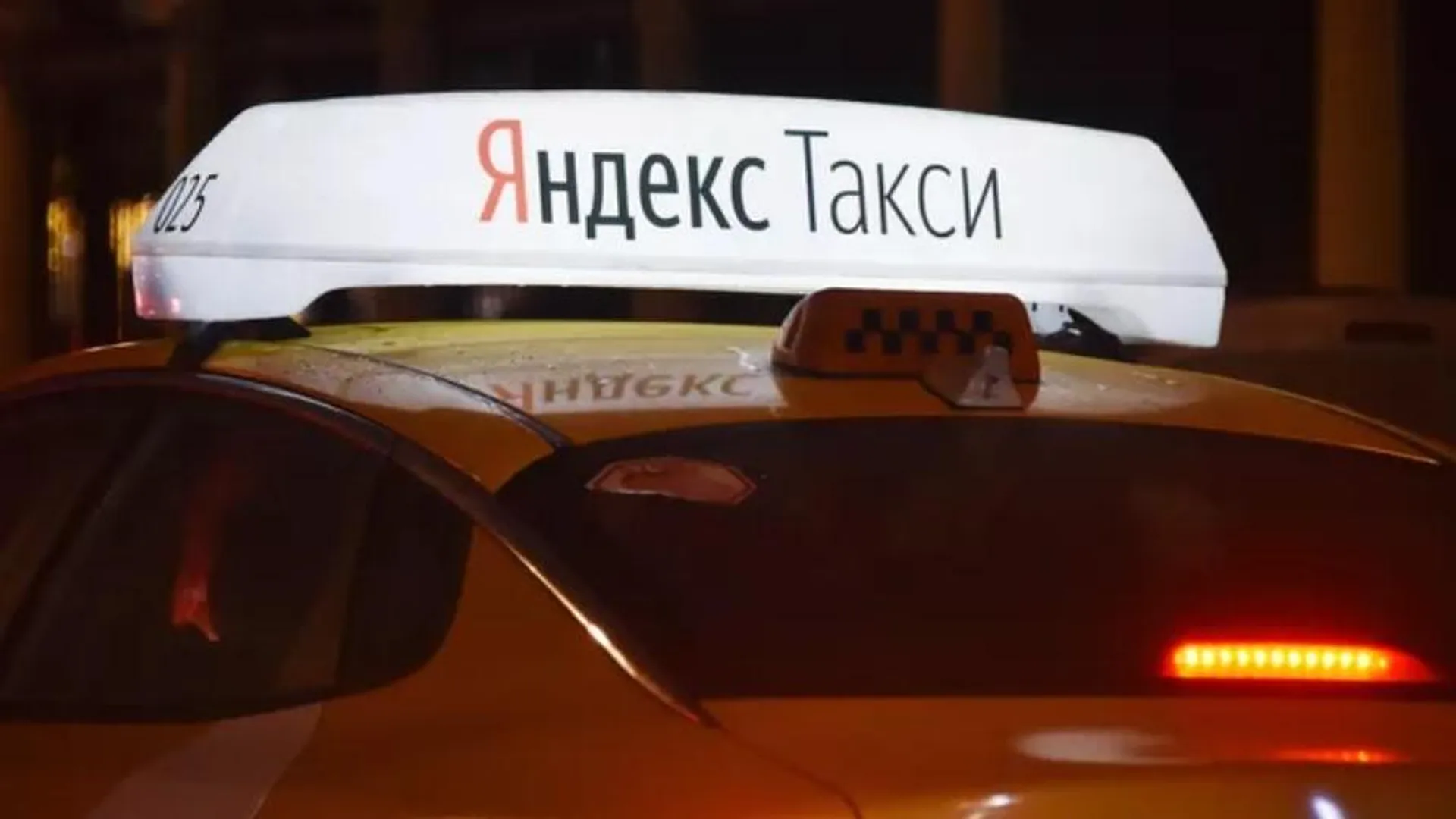 Водитель такси умер за рулем и спровоцировал ДТП в центре Москвы