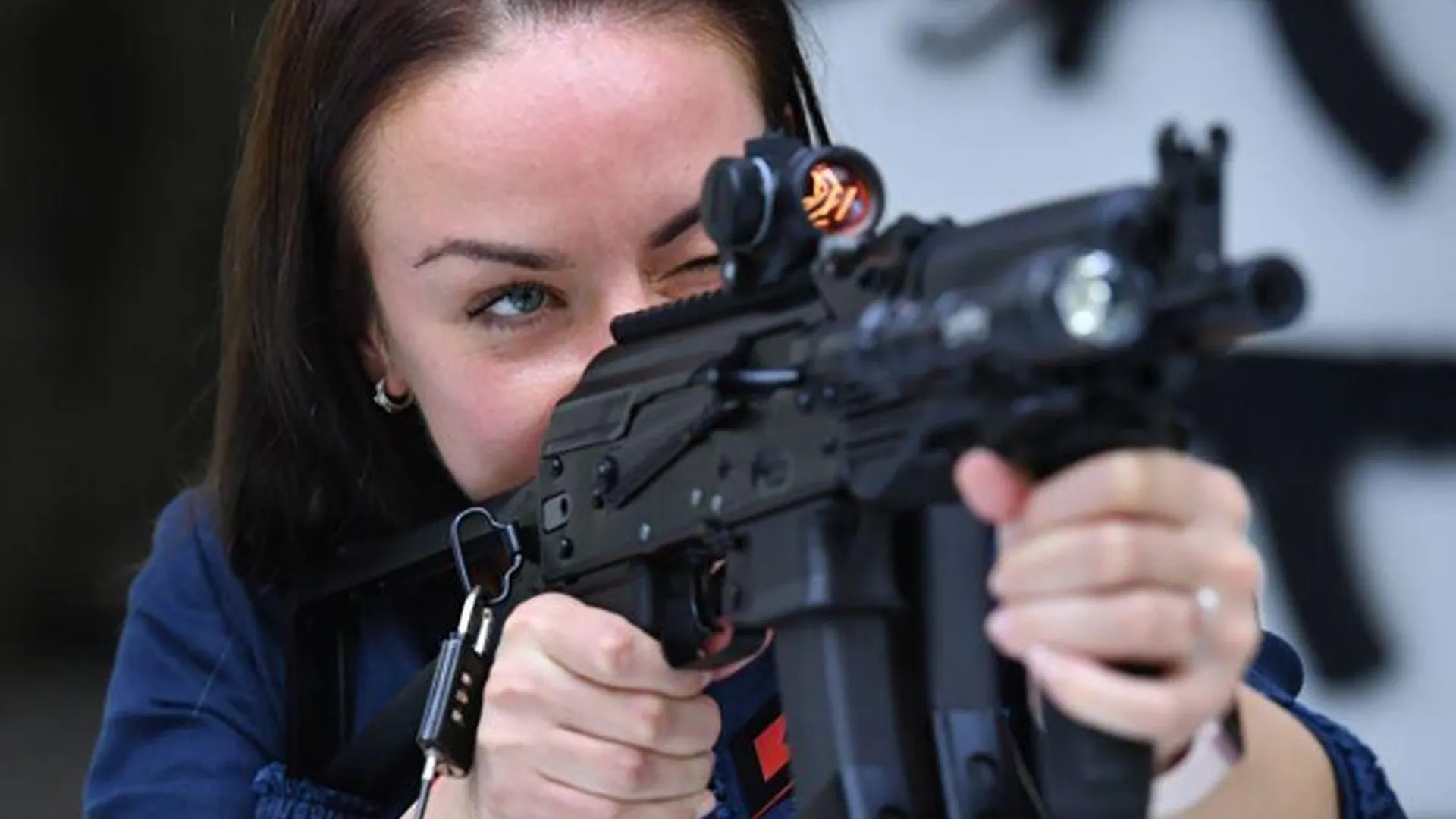 Женщины учатся стрелять в Подмосковье 