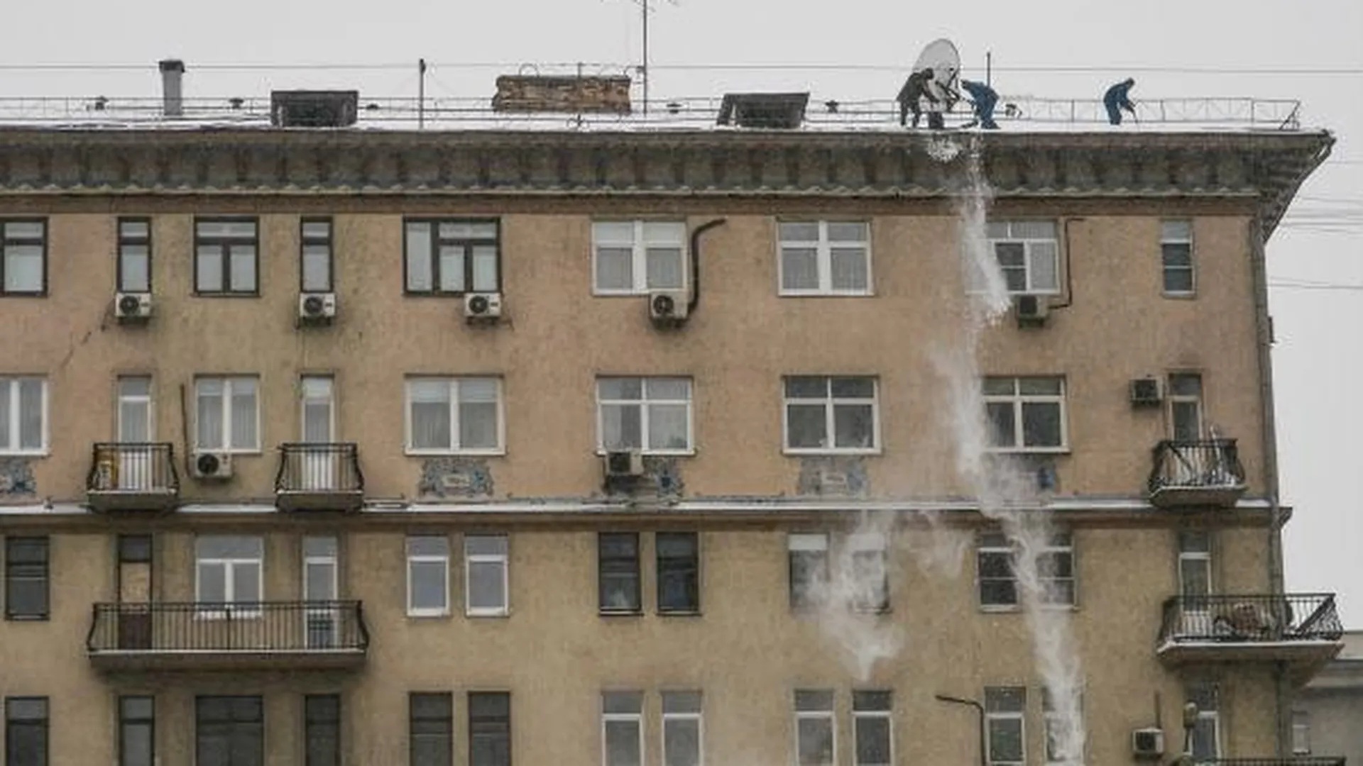 Балкон обрушился из-за падения ледяной глыбы с крыши дома в Чехове