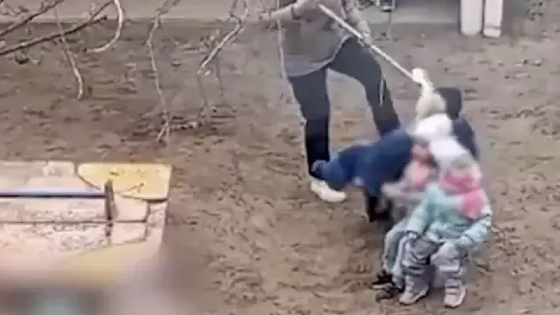 Воспитатель пнула ребенка на прогулке в детсаду Екатеринбурга и лишилась работы