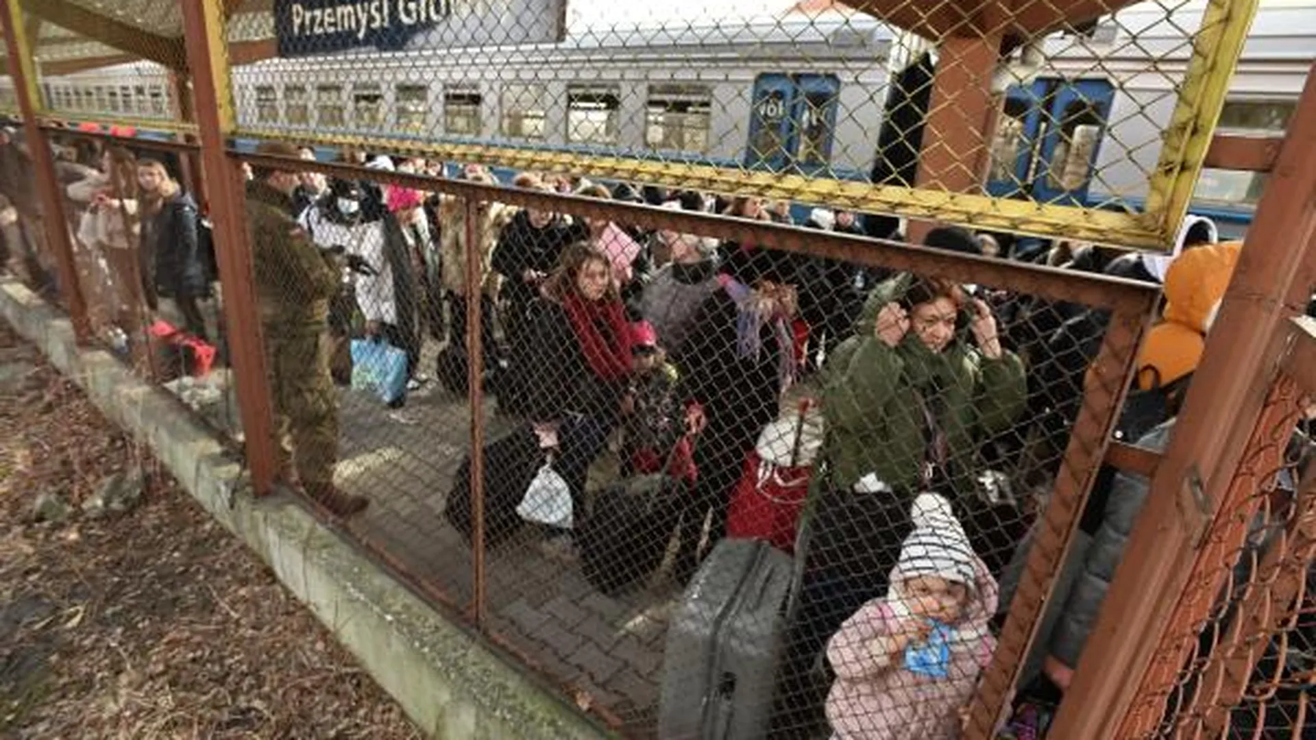 Жители Украины на железнодорожном вокзале в Пшемысле, прибывшие в Польшу из Львова