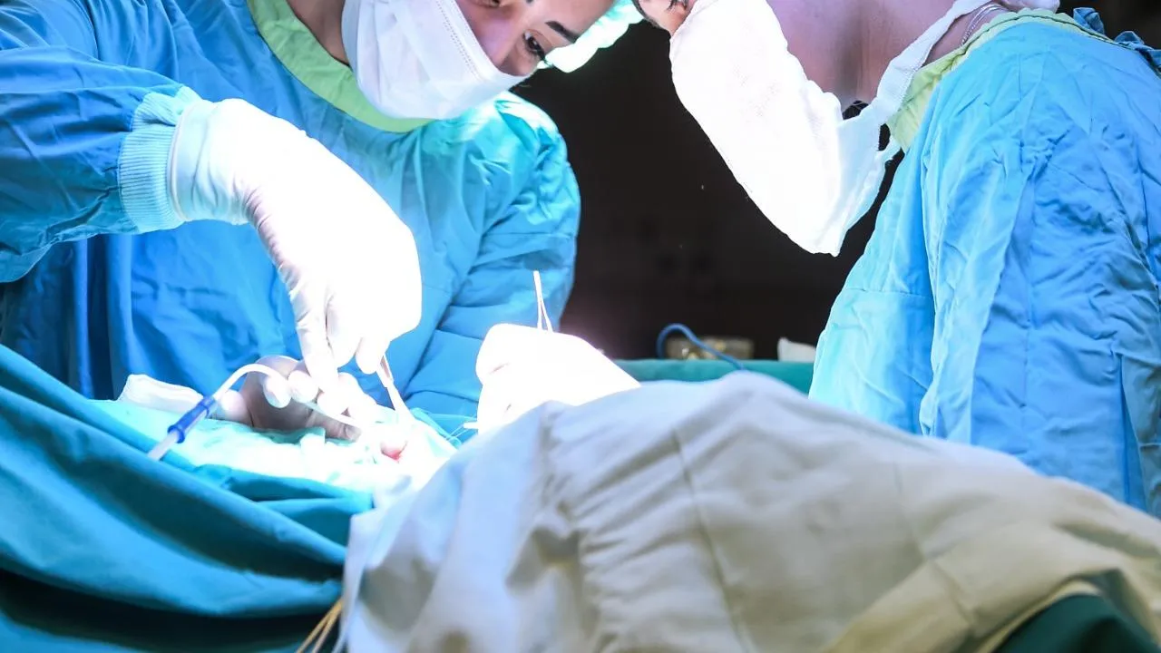 В Чувашии врачи извлекли из женщины большую опухоль с зубами и волосами