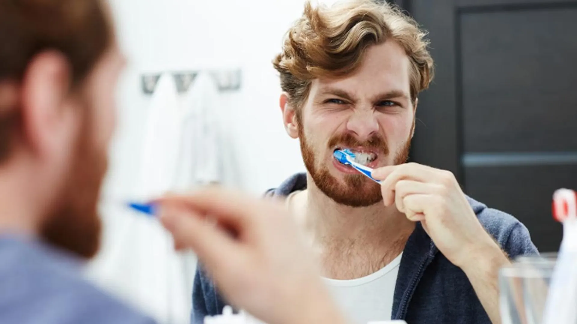 Как правильно чистить зубы с утра — мнение стоматолога