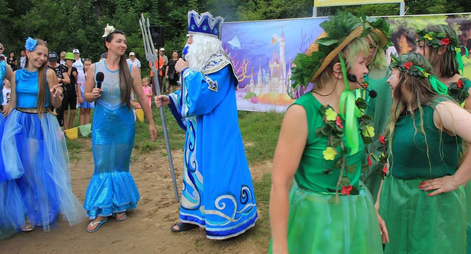 Жители Воскресенска отпраздновали День Нептуна на пляже реки Семиславки