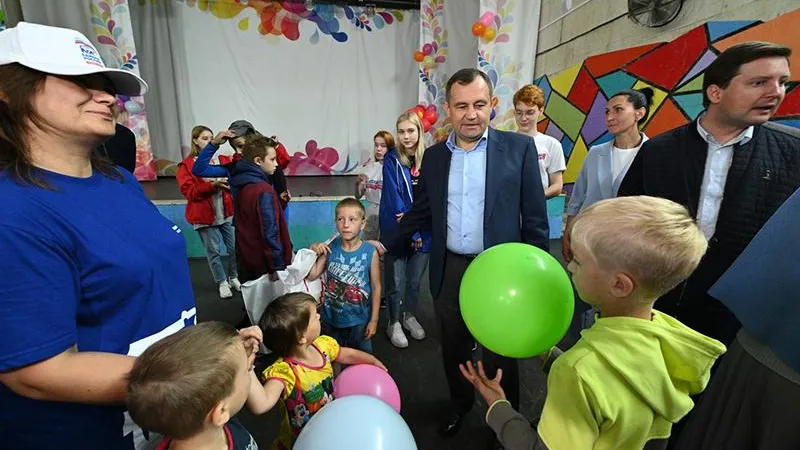 Игорь Брынцалов посетил пункт временного размещения беженцев в Клину