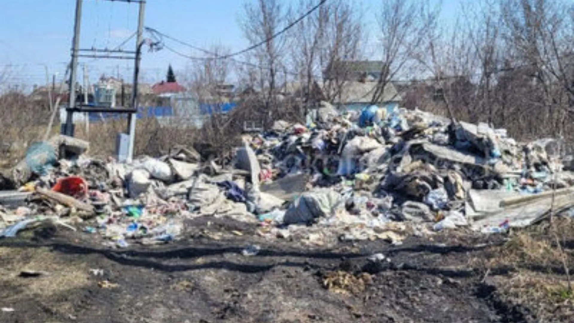В Прокопьевске мусоровоз сбросил отходы посреди частного сектора