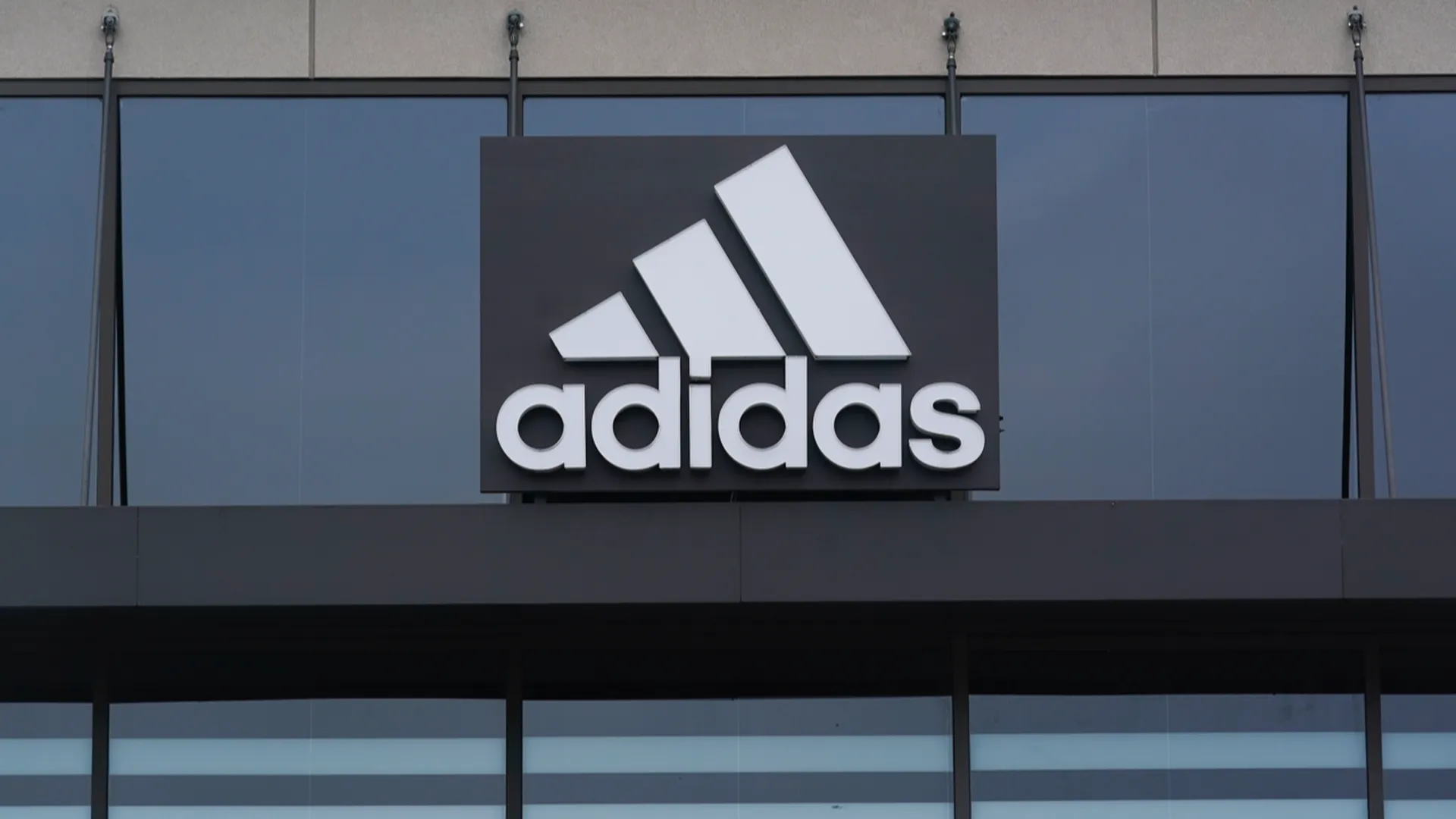 «На спорте — и точка», Abibas и «Три полоски» : Adidas откроется в России под новым названием