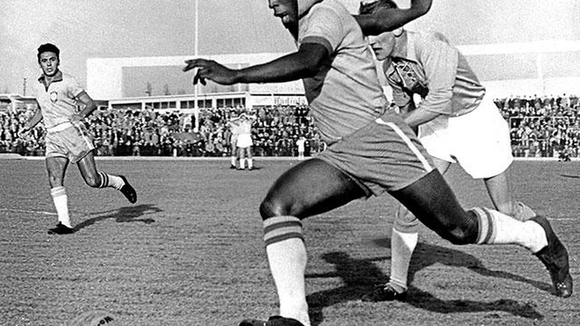 Двадцатилетний Пеле играет за сборную Бразилии товарищеский матч против шведского клуба «Мальме», 1960 год