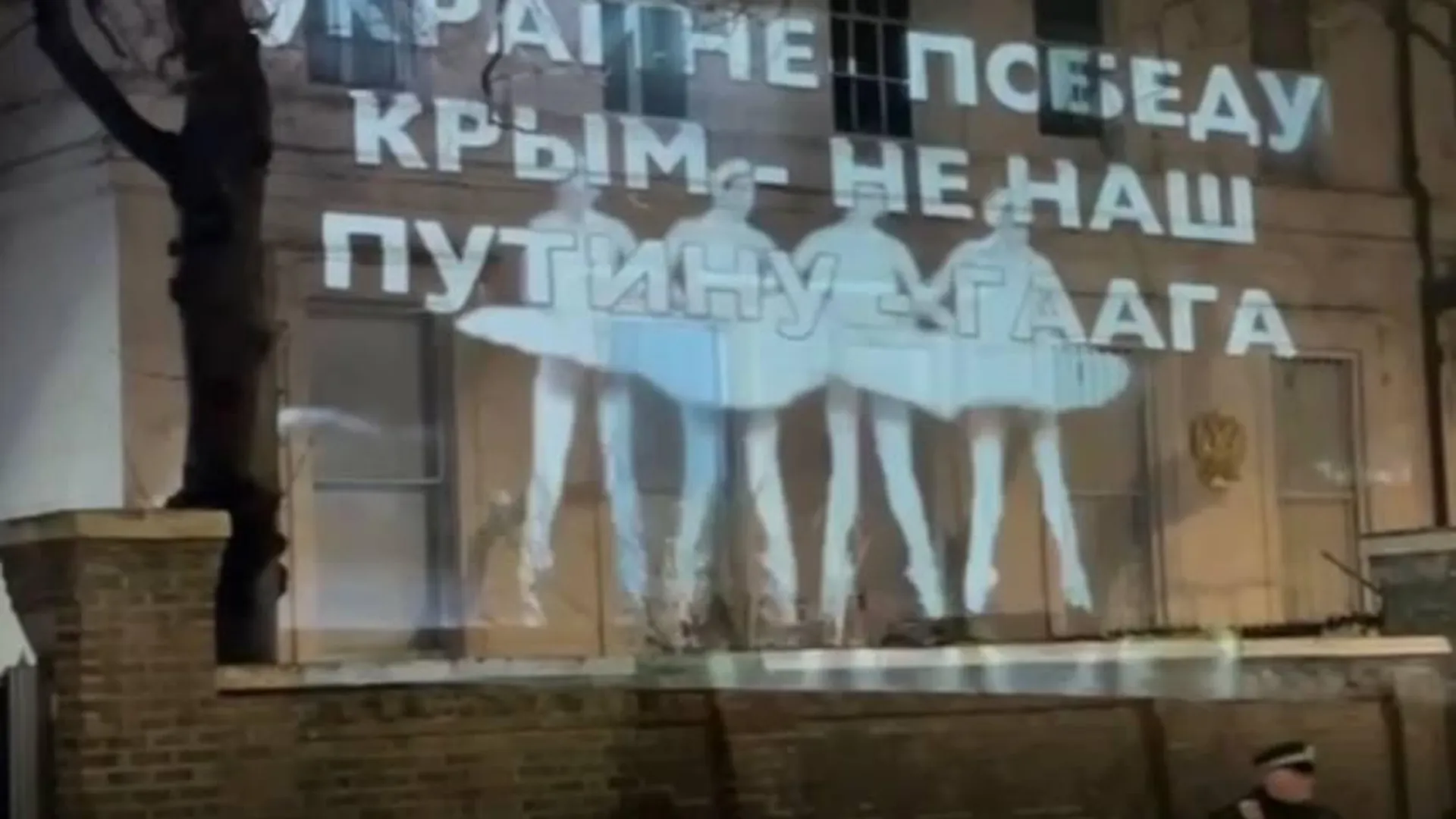 «Поздравляю британских неучей». Захарову рассмешило безграмотное граффити в Лондоне к годовщине СВО